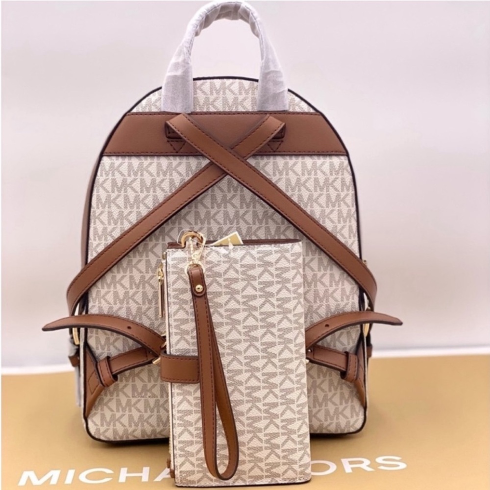 SALE🔥🔥🔥MICHAEL KORS JAYCEE MEDIUM BACKPACK and Wallet Set
VANILLA - Picture 4 of 14